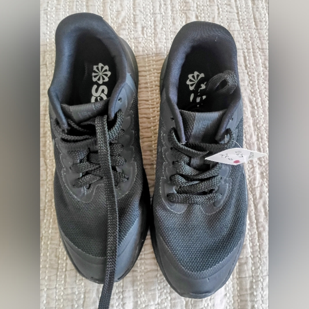 Nike All-Black Athletic Sneakers with Logo.